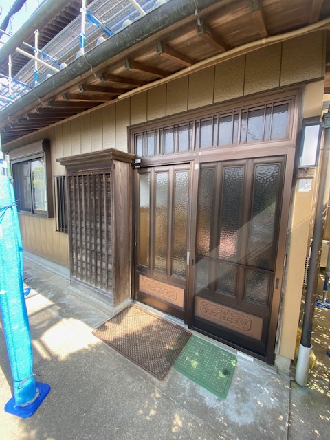 玄関引戸カバー工法【香取市：２階建て住宅】
