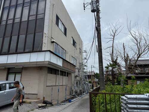 外壁塗装とシーリング打設の足場を組みます